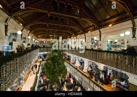 Noël d'Édimbourg, Ecosse tourisme - l'intérieur de magasin Jenners, Princes Street. Banque D'Images