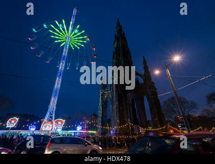 Noël d'Édimbourg, Ecosse tourisme - Marché de Noël, Princes Street. Scott memorial et juste monter. Banque D'Images