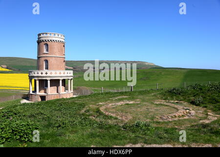 Tour Clavell dans le nouvel emplacement montrant socle d'origine demeure surplombant la baie de Kimmeridge Dorset UK Banque D'Images