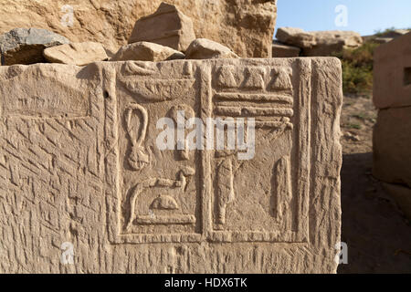 Close up de travaux de secours et la sculpture au temple de Mout le Grand à Karnak, Louxor Égypte Banque D'Images