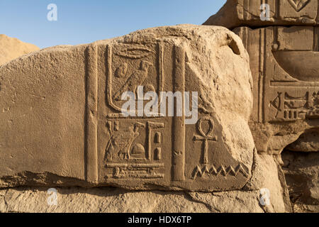 Close up de travaux de secours et la sculpture au temple de Mout le Grand à Karnak, Louxor Égypte Banque D'Images