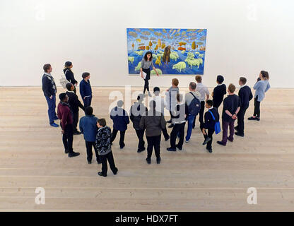 Groupe d'écoliers visitant Art Gallery de Londres Banque D'Images