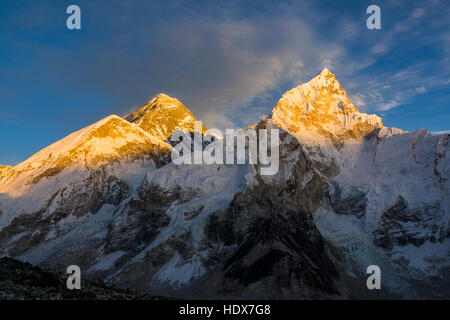 Le massif des montagnes autour de Mt. Everest (8848m) et le Nuptse (7861m) au coucher du soleil, vu de Kala Pathar (5545m) Banque D'Images