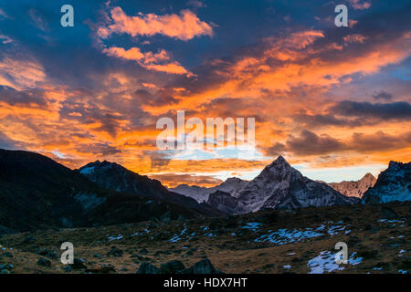 Nuages rouges et orange sur le montain l'Ama Dablam (6856m) au lever du soleil Banque D'Images