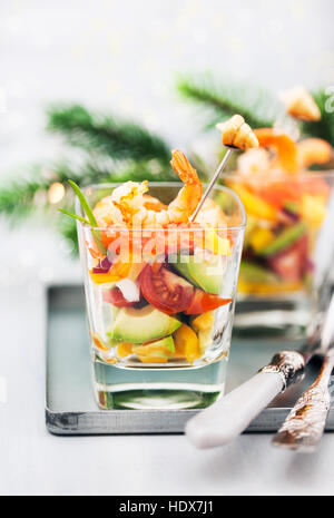 Crevettes, avocat, tomate, saumon et caviar rouge Salade cocktail servi dans un verre Banque D'Images