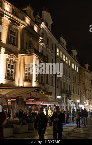 Les visiteurs marchent par nuit passé hôtels et restaurants à Malé náměstí dans la Vieille Ville, Prague Banque D'Images