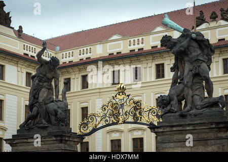 Les portes du château de Prague, avec des statues de combattre Titans Banque D'Images