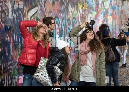 Les jeunes visiteurs posent devant le mur de John Lennon, dans Malá Strana, Prague Banque D'Images