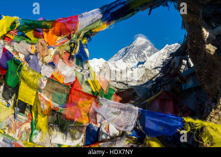 Vue aérienne avec des drapeaux de prière tibetains de gokyo ri (5360m), le mont Everest (8848m) dans la distance Banque D'Images