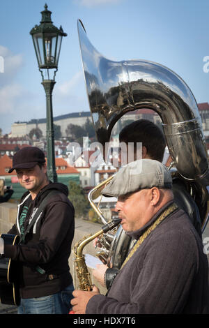 Les musiciens de jazz busk sur le Pont Charles, Prague Banque D'Images