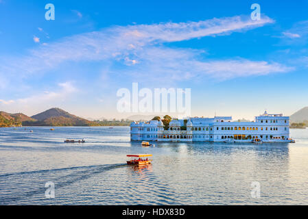 Taj Lake Palace sur le lac Pichola à Udaipur, Rajasthan, Inde. Banque D'Images