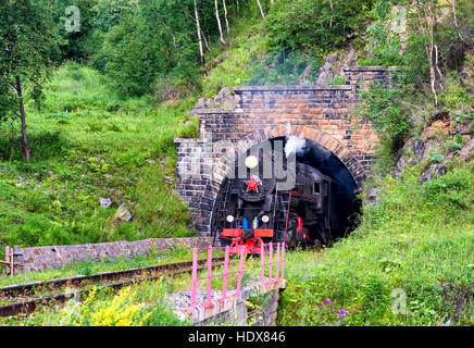 Départ du train à vapeur d'époque de passage de tunnel ferroviaire. Circum-Baikal de fer. (Faible profondeur de netteté) Banque D'Images
