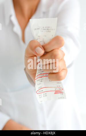 Les dépenses journalières concept avec femme de lancer un exercice papier reçu avec le tour de mots sur elle Banque D'Images