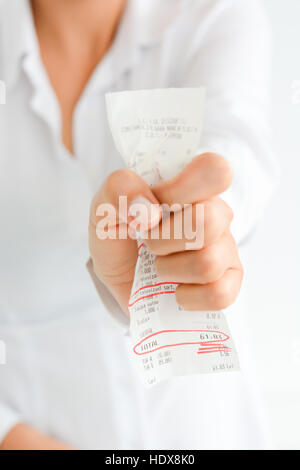 Les dépenses journalières concept avec femme de lancer un exercice papier reçu avec le tour de mots sur elle Banque D'Images