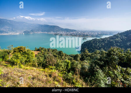 Vue aérienne sur le Lac Phewa à Pokhara et côté lac, de l'Annapurna montagnes au loin Banque D'Images