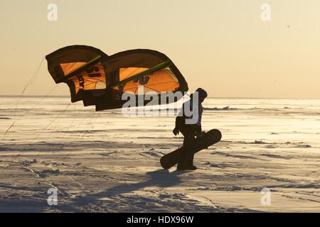 NOVOSIBIRSK, RUSSIE-décembre21:Kite surfer sur le lac gelé. Banque D'Images