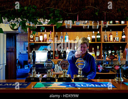 Propriétaire tirant pinte de bière dans le Three Horseshoes Inn, dans le village de Powerstock, Dorset, Angleterre, Royaume-Uni Banque D'Images