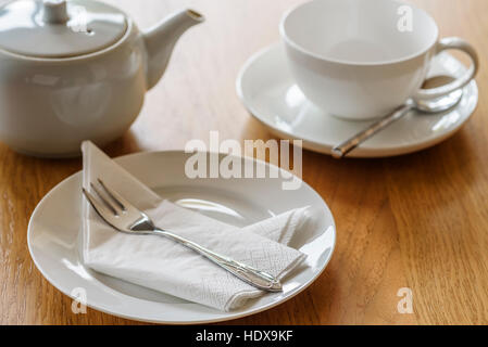 Service à thé mis prêt pour le thé l'après-midi. Tableau blanc avec service à thé en porcelaine. Banque D'Images