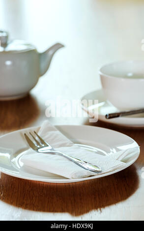 Service à thé mis prêt pour le thé l'après-midi. Tableau blanc avec service à thé en porcelaine. Banque D'Images