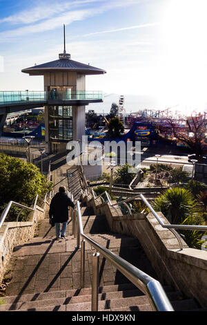 Escaliers et ascenseur immeuble sur front de Southend. Banque D'Images