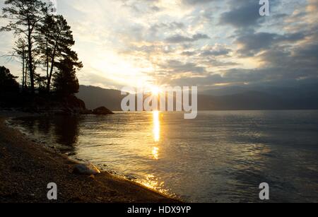 Coucher de soleil sur le lac Teletskoye Banque D'Images