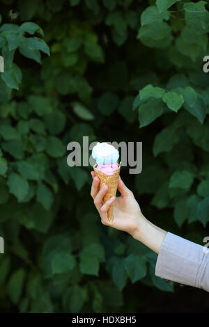 Glace sur un fond vert foncé Banque D'Images