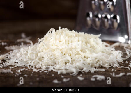 Parmesan fraîchement râpé sur table en bois Banque D'Images