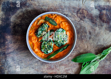 Les Épinards et ricotta boulettes en sauce tomate et courgette Banque D'Images