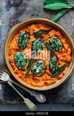 Les Épinards et ricotta boulettes en sauce tomate et courgette Banque D'Images