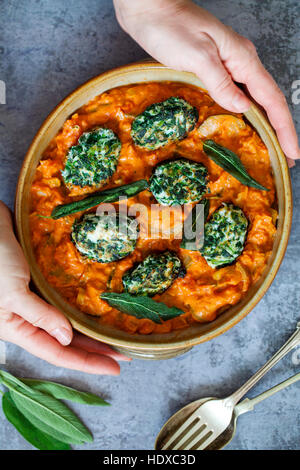 Les Épinards et ricotta boulettes en sauce tomate et courgette Banque D'Images