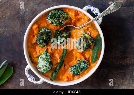 Les Épinards et ricotta boulettes en sauce tomate et courgette Banque D'Images