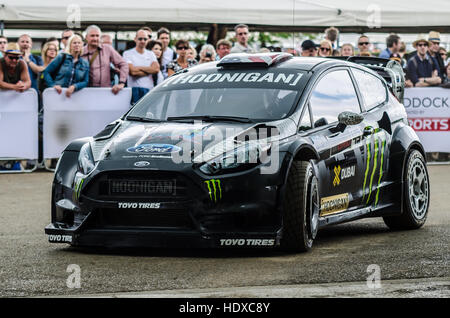 Ken Block, pilote de cascades et de rallye de la division Hoonigan Racing, anciennement connue sous le nom de Monster World Rally Team. Dans la voiture de rallye Ford Fiesta RS Banque D'Images