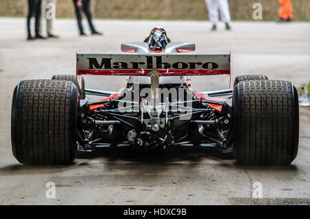 James Hunt a remporté la McLaren Cosworth M23D 1976 au Goodwood Festival of Speed de 2016 pour célébrer la quarantième année de sa victoire en Formule 1 1976, au Royaume-Uni Banque D'Images