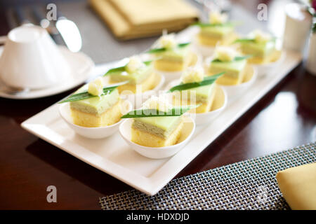 Canapés doux de dessert de la nourriture sur table de restaurant Banque D'Images