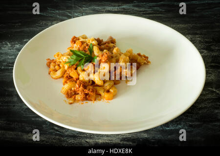 Les pâtes à la Carbonara. Spaghetti avec bacon, auvent et parmesan. Les pâtes à la Carbonara sur plaque blanche. Banque D'Images