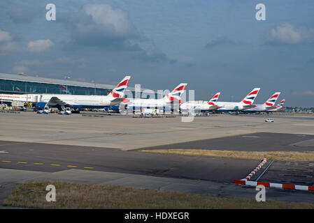 La flotte des avions de British Airways stationné à l'extérieur de l'aérogare 2 à l'aéroport d'Heathrow Londres Royaume-Uni 11 273 SCO. Banque D'Images