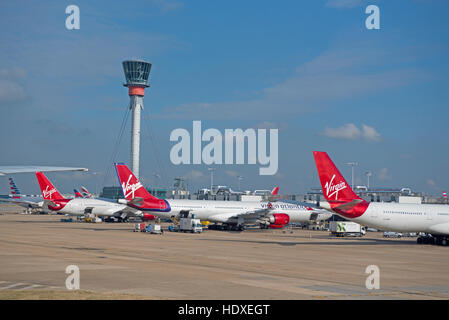 Avions de ligne vierge garé sous la tour de contrôle de l'aéroport d'Heathrow à Londres, Royaume-Uni. 11 272 SCO. Banque D'Images