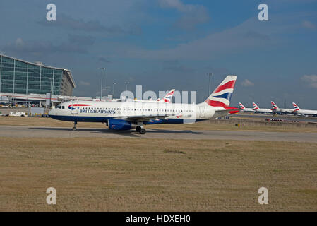 British Airways avions stationnés à l'extérieur du terminal 2 à l'aéroport Heathrow de Londres Royaume-uni 11 277 SCO. Banque D'Images