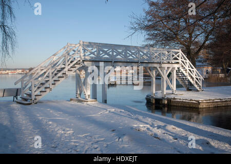 Pont historique et lavoir à zierker see, neustrelitz, plaque de lac mecklembourgeoise district, mecklenburg-vorpommern, Allemagne Banque D'Images