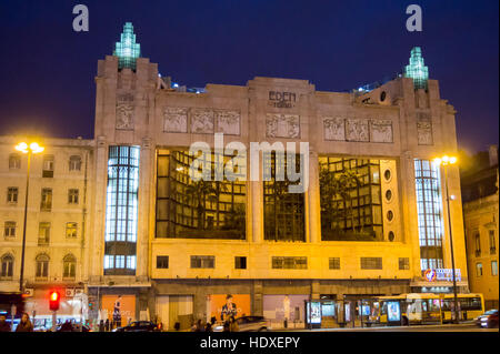 Eden cinema art déco par Cassiano Branco, 1931, 24 Praça dos Restauradores, Lisbonne, Portugal, au crépuscule, maintenant converti en appartements Banque D'Images