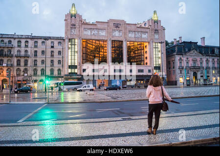 Girl avec parapluie Art Déco extérieur Eden Cinéma par Cassiano Branco, 1931, 24 Praça dos Restauradores, Lisbonne, Portugal au crépuscule Banque D'Images