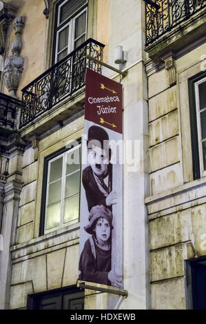 Affiche pour la Cinémathèque Junior, avec encore un de 'l'enfant' (1921) montrant Charlie Chaplin et Jackie Coogan, Lisbonne, Portugal Banque D'Images