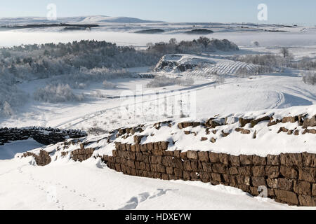 Une scène d'hiver : à la carrière depuis plus de Walltown Walltown rochers escarpés, avec de la neige au sol et les bas-fonds de la brume dans les cavités Banque D'Images