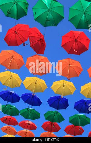 La décoration de la rue urbaine parasols colorés Banque D'Images