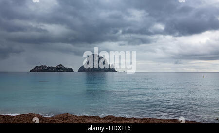 Nuages sur l'île mystérieuse de Es Vedra Banque D'Images