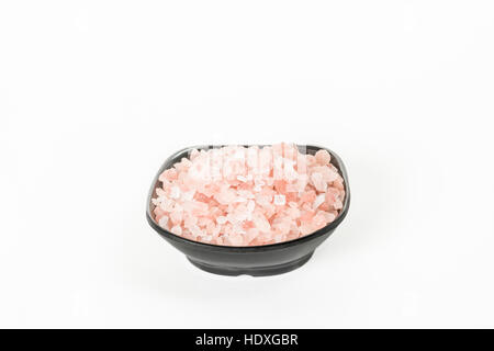 De l'himalaya sel rose comestible rock dans un bol noir Banque D'Images