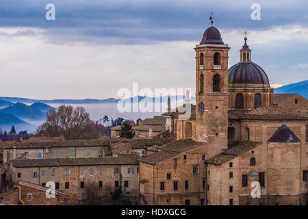 Urbino, une ville médiévale fortifiée dans la région des Marches de l'Italie. Banque D'Images