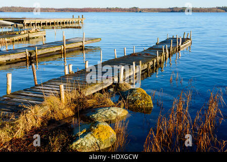 Le calme et la mer sans vent entourent le vieux quais en bois dans l'archipel sur cette journée d'hiver. Kuggeboda emplacement près de Ronneby en Suède. Banque D'Images