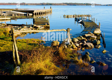 Le calme et la mer sans vent entourent le vieux quais en bois dans l'archipel sur cette journée d'hiver. Kuggeboda emplacement près de Ronneby en Suède. Banque D'Images