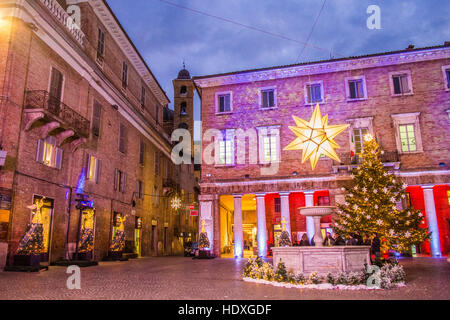 PIazza della Repubblica plein de décorations de Noël, Urbino, une ville médiévale fortifiée dans la région des Marches de l'Italie. Banque D'Images